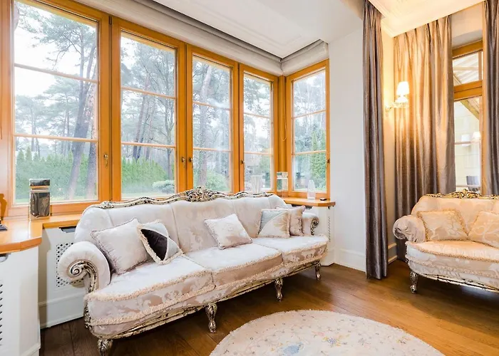 Вилла Stately In Warsaw Magdalenka