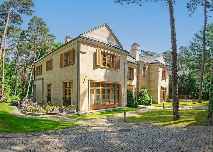 Вилла Stately In Warsaw Magdalenka